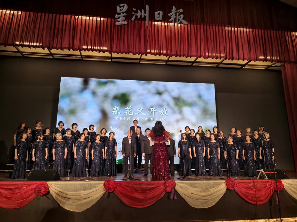 (已签发)柔:**可版头**銮中华校友会合唱团20年 “悦韵绕蝠城”唱响居銮