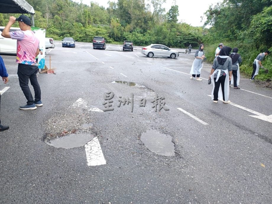 大都会/加影政府卫生诊疗所停车场垃圾及树叶满布