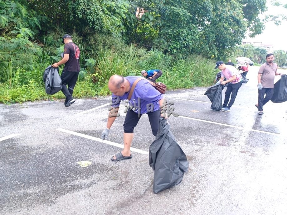 大都会/加影政府卫生诊疗所停车场垃圾及树叶满布