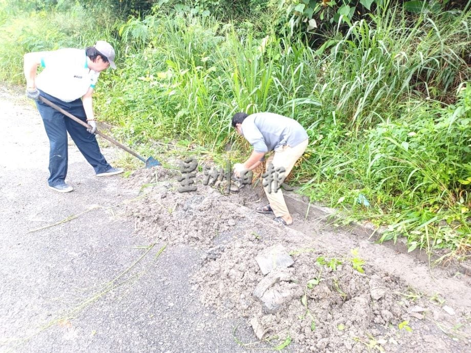 大都会/加影政府卫生诊疗所停车场垃圾及树叶满布