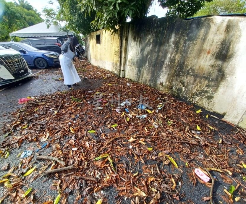 大都会/加影政府卫生诊疗所停车场垃圾及树叶满布