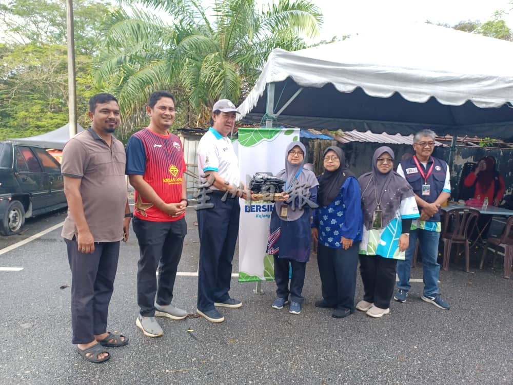 大都会/加影政府卫生诊疗所停车场垃圾及树叶满布