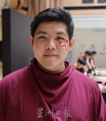 新山鼓队成果表演 团员展现帅气成长