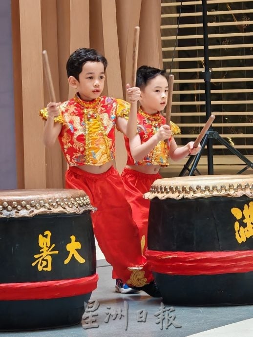 新山鼓队成果表演 团员展现帅气成长