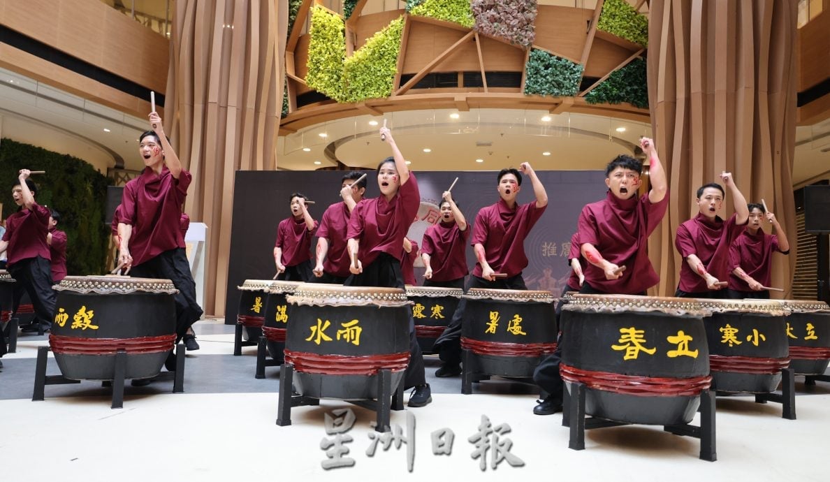 新山鼓队成果表演 团员展现帅气成长