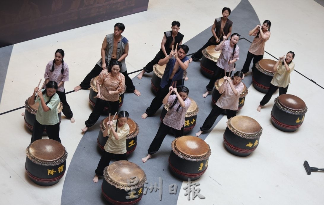 新山鼓队成果表演 团员展现帅气成长