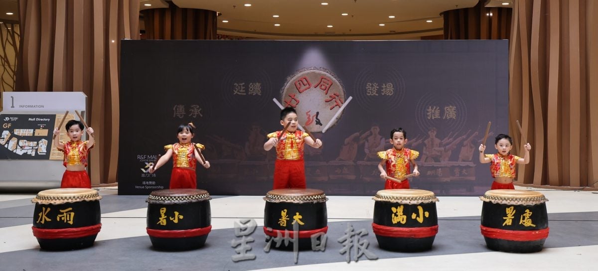 新山鼓队成果表演 团员展现帅气成长