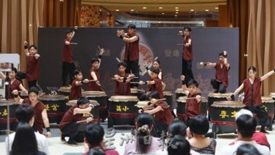 新山鼓队成果表演   团员展现帅气成长