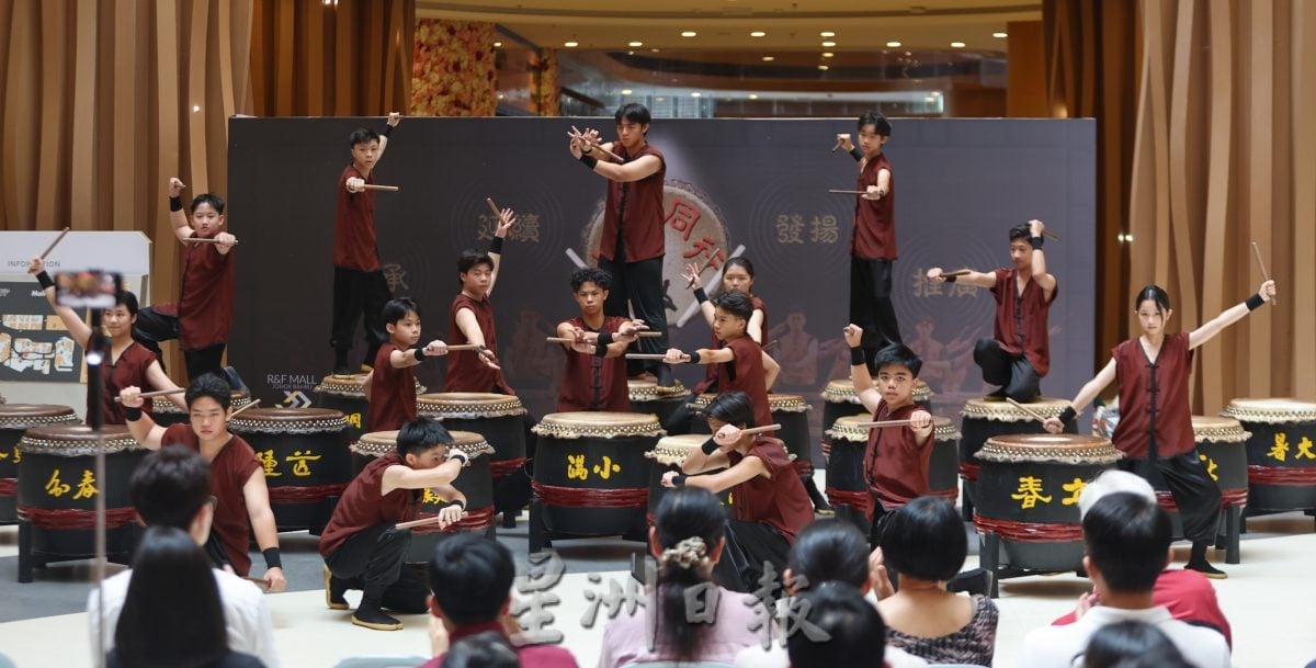 新山鼓队成果表演 团员展现帅气成长