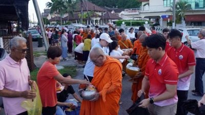 玻佛学会庆成立50周年   邀50僧侣托钵 百名佛友供僧