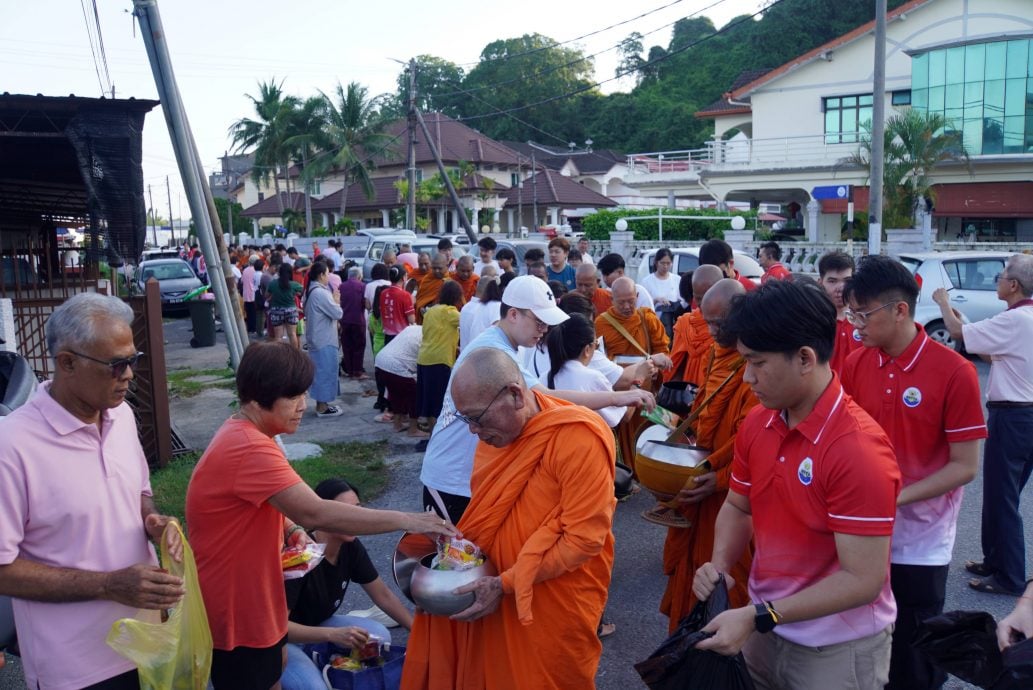 VIP文(大北马)玻佛学会成立50周年,邀50僧侣托钵逾百名佛友参与供僧