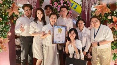 1万只泰迪熊装饰圣诞村  嬴得马来西亚纪录大全证书