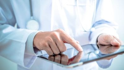 女子断耳寄养脚背 5个月后成功“回家”